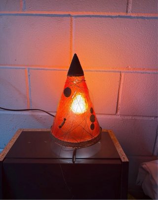 Lámpara cono naranja y negro