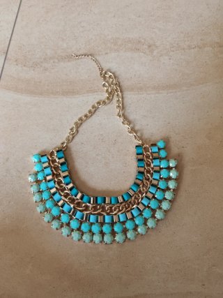 Collar dorado con piedras turquesa