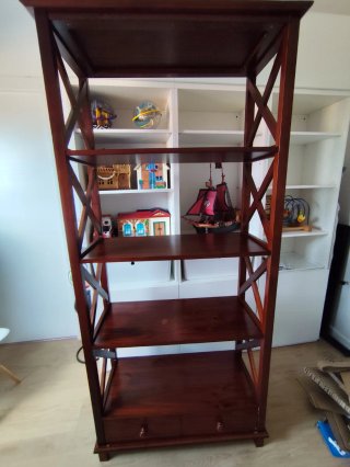 Estantería de madera marrón