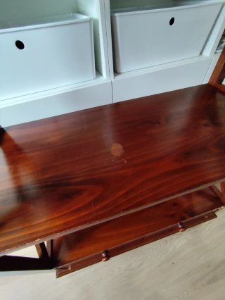 Estantería de madera marrón