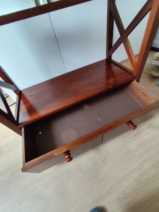 Estantería de madera marrón