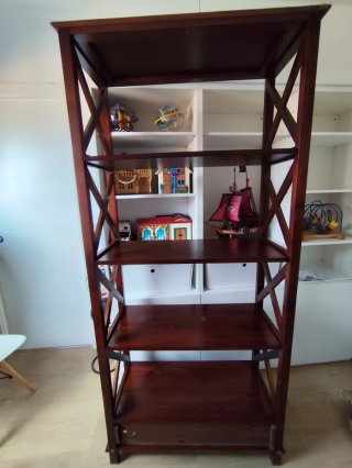 Estantería de madera marrón