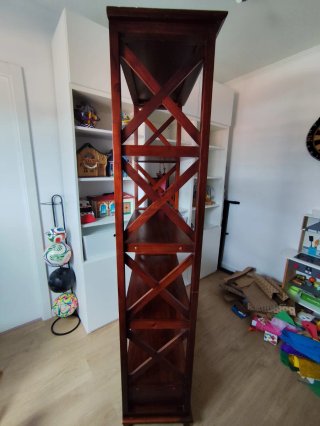 Estantería de madera marrón