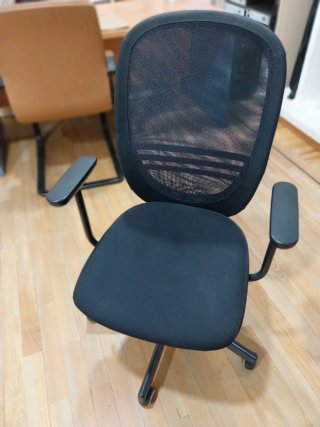 Silla de oficina ergonómica negra