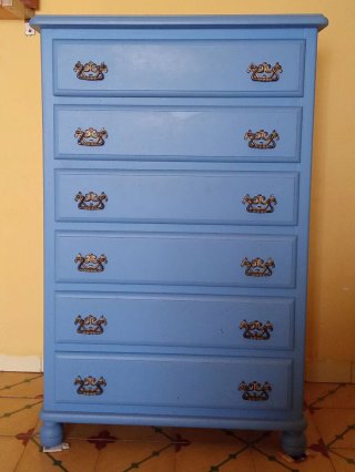 Cómoda azul de madera con tiradores dorados