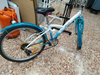 Bicicleta infantil azul y blanca