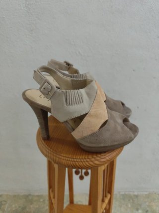 Sandalias tacón beige y gris