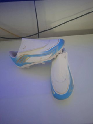 Botas de fútbol blancas y azules adidas de messi