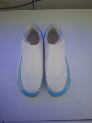Botas de fútbol blancas y azules adidas de messi