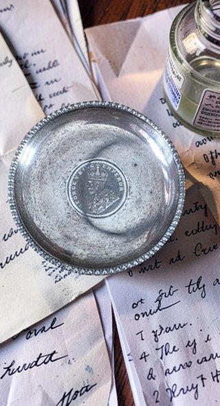 Cenicero de Plata con Moneda Antigua