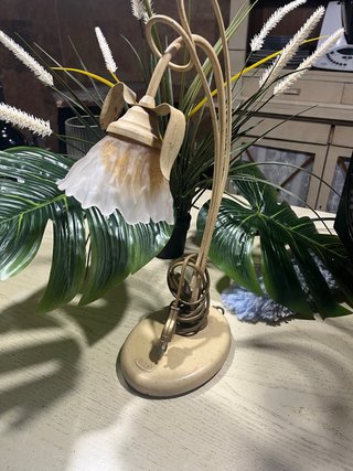 Lámpara de mesa beige con pantalla de cristal