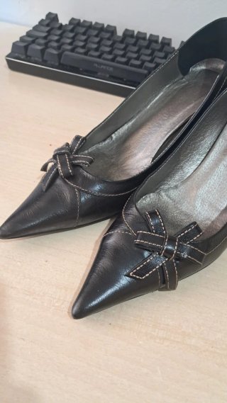 Tacones Negros Elegantes con Lazo Decorativo