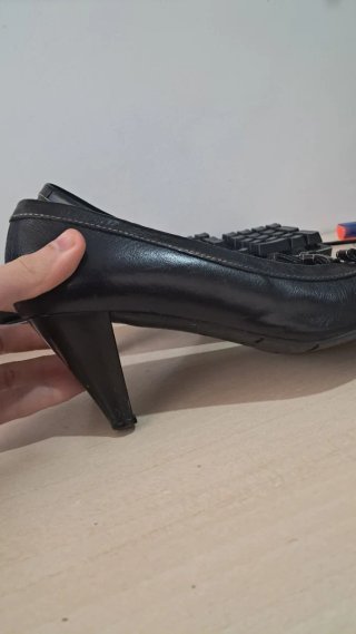 Tacones Negros Elegantes con Lazo Decorativo