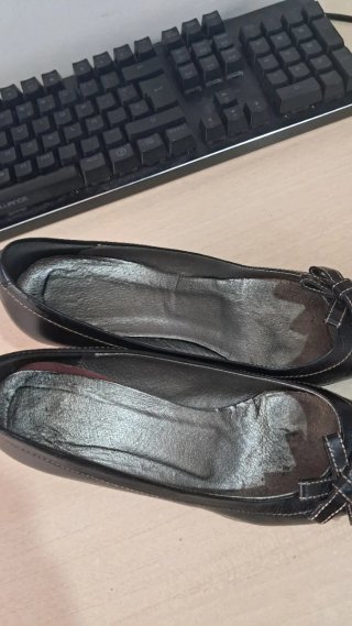 Tacones Negros Elegantes con Lazo Decorativo