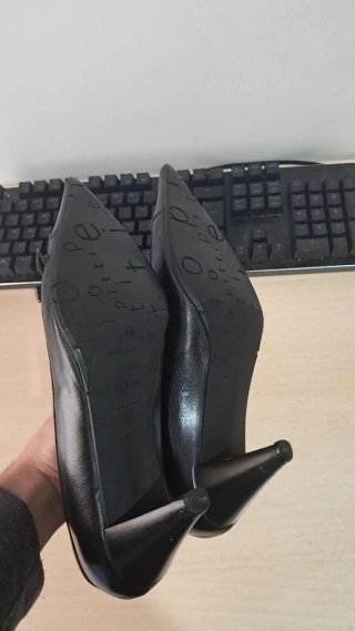 Tacones Negros Elegantes con Lazo Decorativo