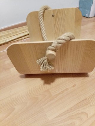 Revistero de madera con cuerda