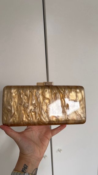 Bolso de mano tipo clutch dorado