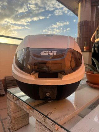 Baúl GIVI Moto Blanco + Soporte Suzuki Burgman 125