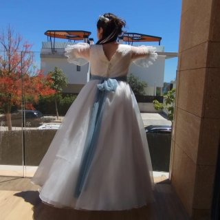 Vestido Blanco con Lazo Azul