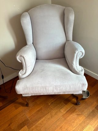 Sillón de tela gris