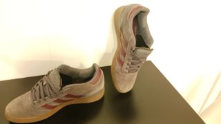 Zapatillas Adidas Busenitz grises y rojas