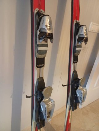 Esquís Rossignol con fijaciones