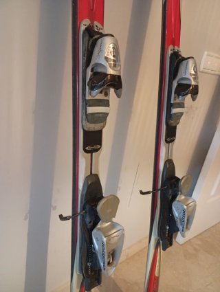 Esquís Rossignol con fijaciones