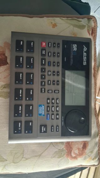 Alesis SR-18 Caja de Ritmos Profesional