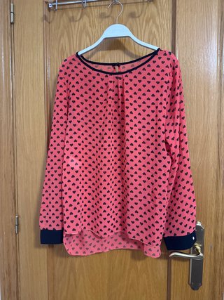 Blusa Coral con Estampado de Corazones Negros