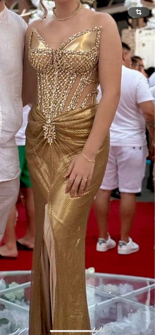Vestido de Fiesta Dorado con Pedrería