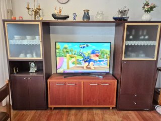 Mueble de salón de madera con vitrinas