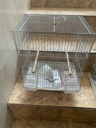 Jaula para pájaros plateada con accesorios