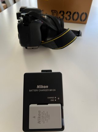 Nikon D3300 + objetivo 18-55 + caja, batería y acc