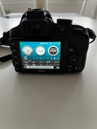 Nikon D3300 + objetivo 18-55 + caja, batería y acc
