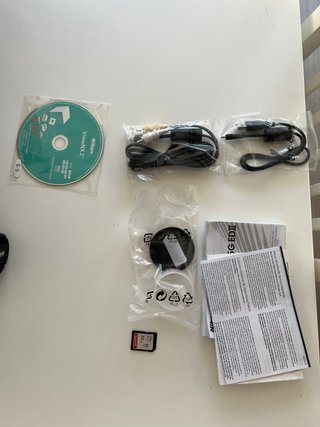 Nikon D3300 + objetivo 18-55 + caja, batería y acc