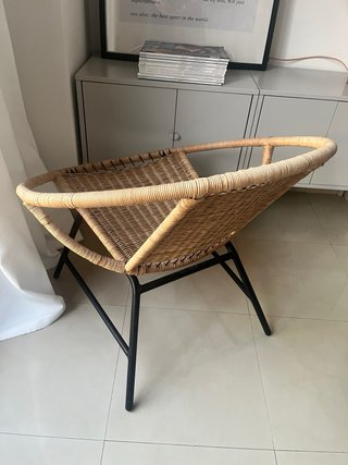 Sillón de mimbre con estructura metálica