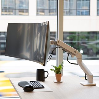 Ergotron HX HD brazo blanco monitor curvo 49
