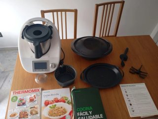 Thermomix TM5 con todos sus accesorios y libros