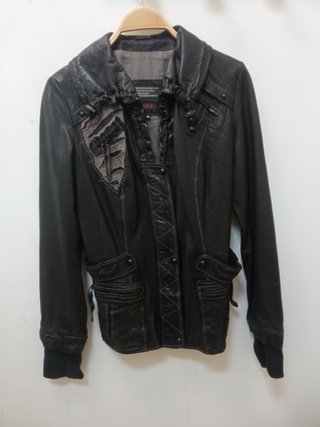 Chaqueta cuero negra estilo motero/gótico