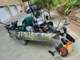Kayak de pesca con motor y pedales
