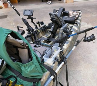 Kayak de pesca con motor y pedales