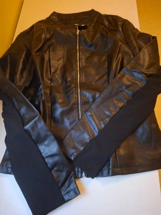 Chaqueta negra efecto piel
