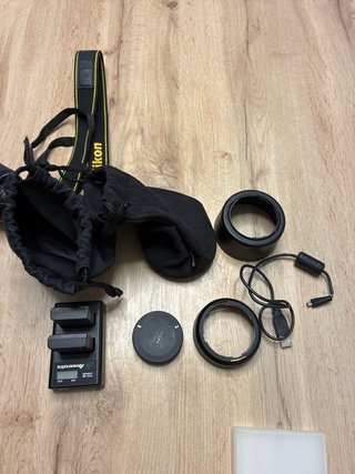 Cámara Nikon con 2 objetivos y accesorios