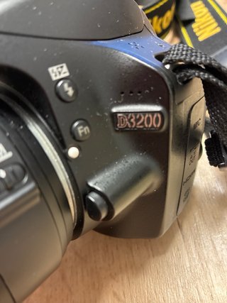 Cámara Nikon con 2 objetivos y accesorios