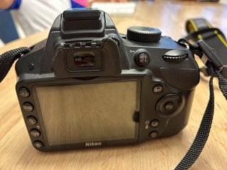 Cámara Nikon con 2 objetivos y accesorios