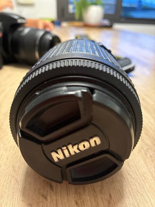 Cámara Nikon con 2 objetivos y accesorios