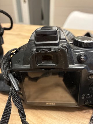 Cámara Nikon con 2 objetivos y accesorios