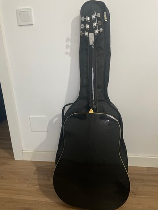 Guitarra acústica con su funda