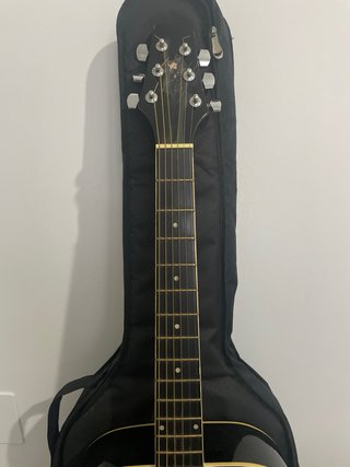 Guitarra acústica con su funda