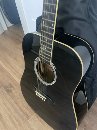 Guitarra acústica con su funda